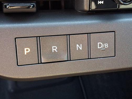 Everest White Pearl Tricoat 2026 Nissan Leaf S+