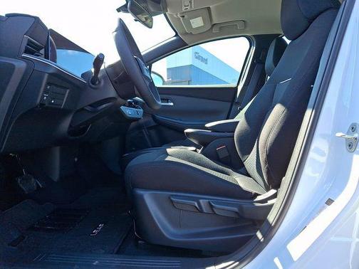 Everest White Pearl Tricoat 2026 Nissan Leaf S+