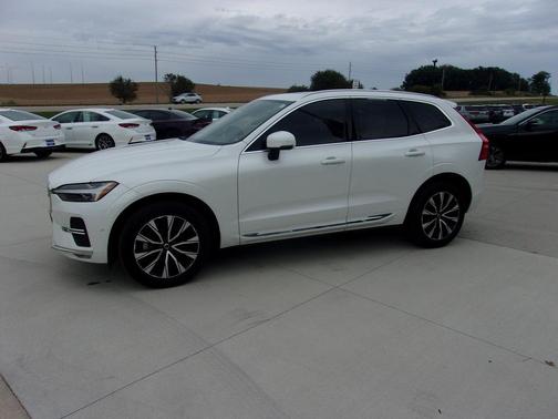 2023 Volvo XC60 B5 Plus Bright Theme
