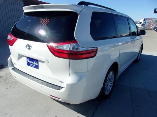2017 Toyota Sienna XLE
