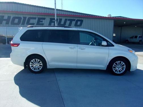 2017 Toyota Sienna XLE