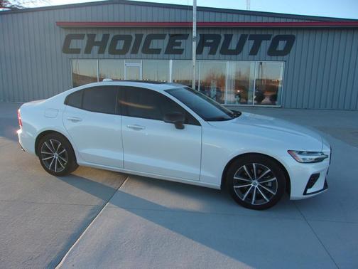 2022 Volvo S60 T5 Momentum