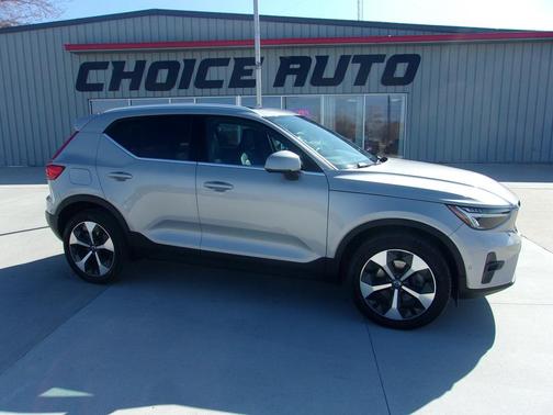 2024 Volvo XC40 B5 Plus Bright Theme