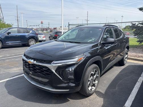 Mosaic Black Metallic 2025 Chevrolet Trax LT