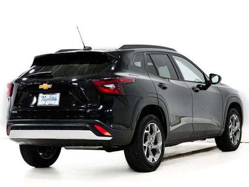 Mosaic Black Metallic 2025 Chevrolet Trax LT