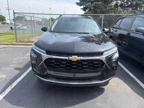 Mosaic Black Metallic 2025 Chevrolet Trax LT