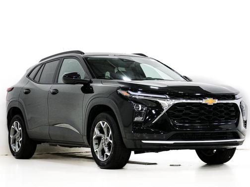 Mosaic Black Metallic 2025 Chevrolet Trax LT