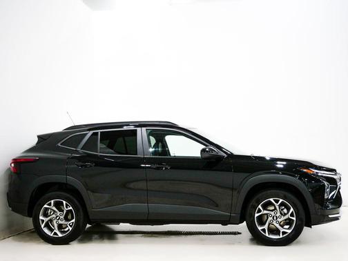 Mosaic Black Metallic 2025 Chevrolet Trax LT
