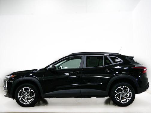 Mosaic Black Metallic 2025 Chevrolet Trax LT