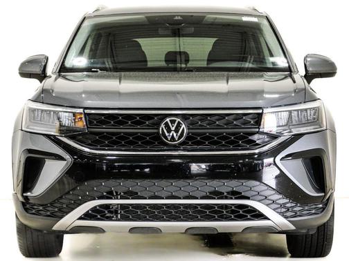 Platinum Gray Metallic 2024 Volkswagen Taos 1.5T SE