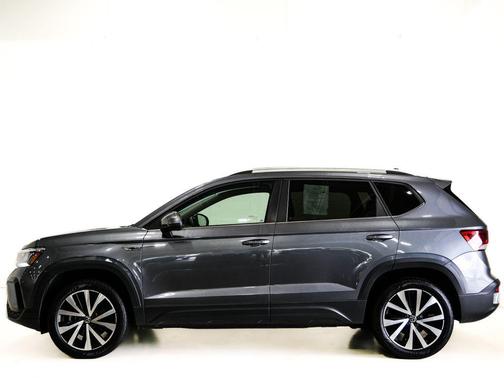 Platinum Gray Metallic 2024 Volkswagen Taos 1.5T SE