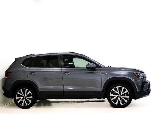 Platinum Gray Metallic 2024 Volkswagen Taos 1.5T SE
