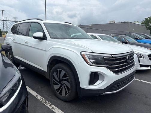 White 2025 Volkswagen Atlas 2.0T SE w/Technology 4MOTION