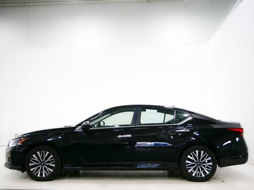 Super Black Clearcoat 2024 Nissan Altima 2.5 SV