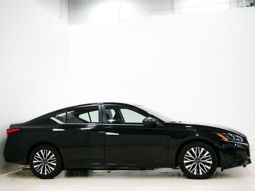 Super Black Clearcoat 2024 Nissan Altima 2.5 SV