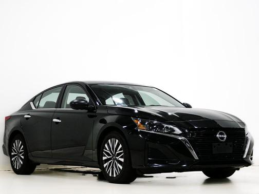 Super Black Clearcoat 2024 Nissan Altima 2.5 SV