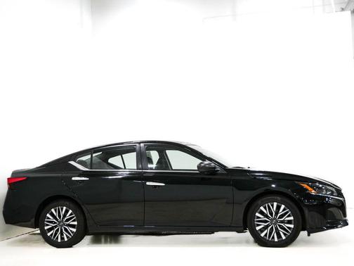 Super Black Clearcoat 2024 Nissan Altima 2.5 SV