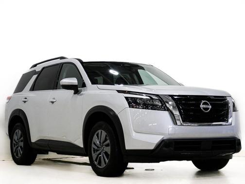 Brilliant Silver Metallic 2025 Nissan Pathfinder SV