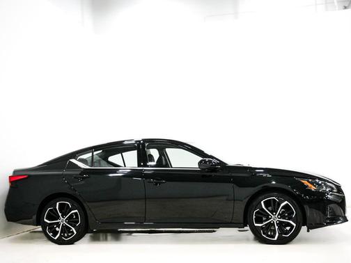 Super Black Clearcoat 2024 Nissan Altima 2.5 SR