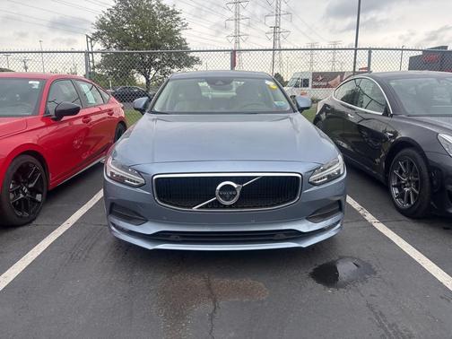 2017 Volvo S90 T6 Momentum