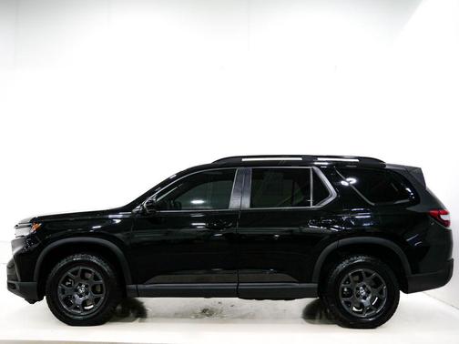 Crystal Black Pearl 2025 Honda Pilot TrailSport