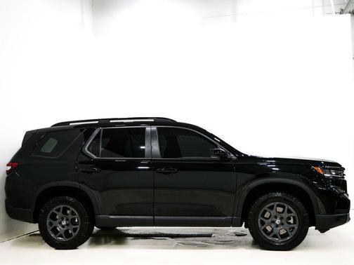 Crystal Black Pearl 2025 Honda Pilot TrailSport