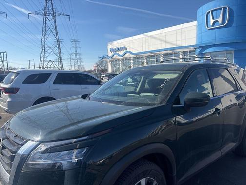 2023 Nissan Pathfinder SL