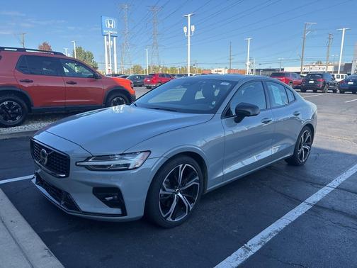 2024 Volvo S60 B5 Plus Dark Theme