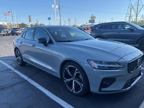 2024 Volvo S60 B5 Plus Dark Theme