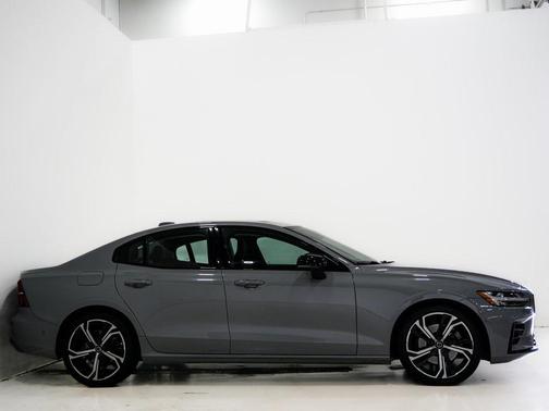 2024 Volvo S60 B5 Plus Dark Theme