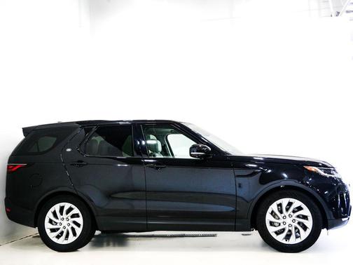 Black 2025 Land Rover Discovery S