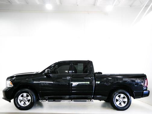 Brilliant Black Crystal Pearlcoat 2018 RAM 1500 Express