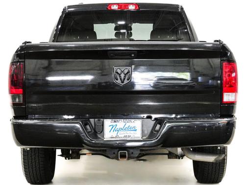 Brilliant Black Crystal Pearlcoat 2018 RAM 1500 Express