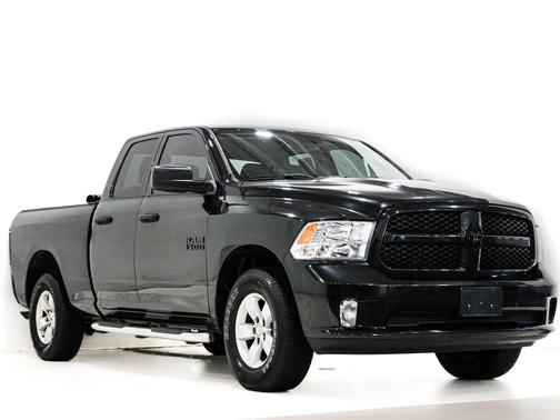 Brilliant Black Crystal Pearlcoat 2018 RAM 1500 Express