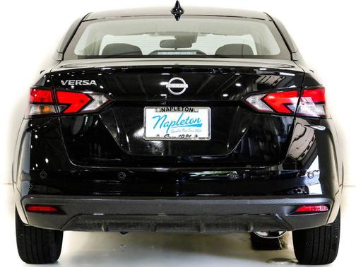 Super Black Metallic 2025 Nissan Versa 1.6 SV