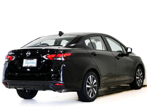 Super Black Metallic 2025 Nissan Versa 1.6 SV