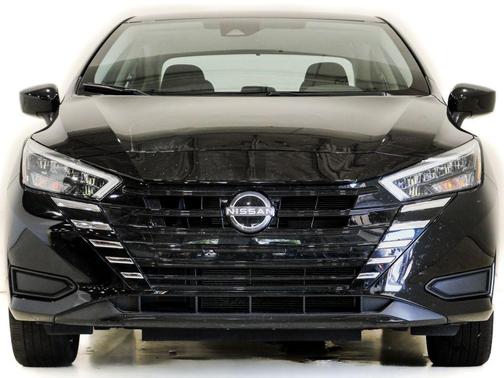 Super Black Metallic 2025 Nissan Versa 1.6 SV
