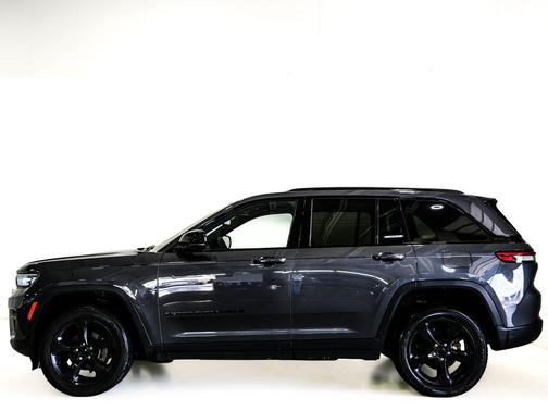 Baltic Gray Metallic Clearcoat 2023 Jeep Grand Cherokee Altitude