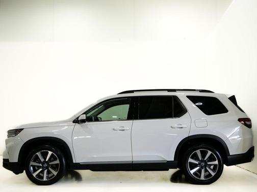 Platinum White Pearl 2025 Honda Pilot Touring 8-Passenger