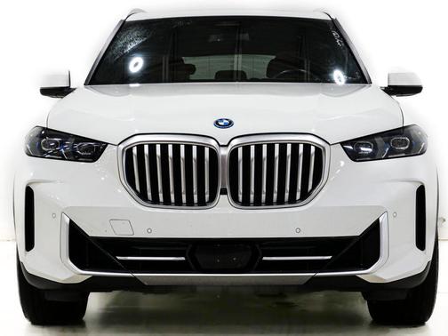 Alpine White 2024 BMW X5 PHEV xDrive50e