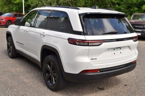 Bright White Clearcoat 2023 Jeep Grand Cherokee Altitude