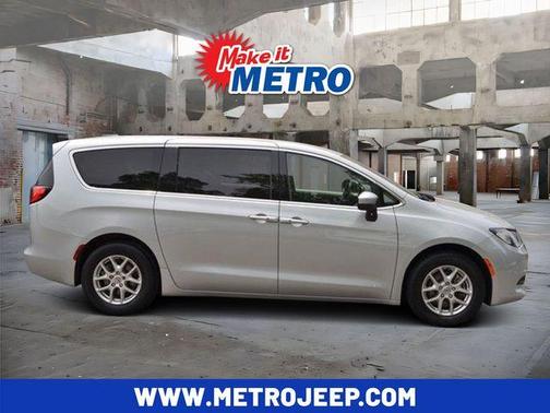 Silver Mist Clearcoat 2023 Chrysler Voyager LX