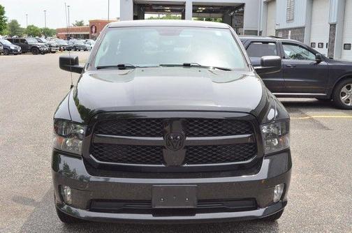 Brilliant Black Crystal Pearlcoat 2019 RAM 1500 Classic Express