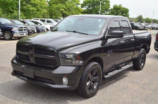 Brilliant Black Crystal Pearlcoat 2019 RAM 1500 Classic Express