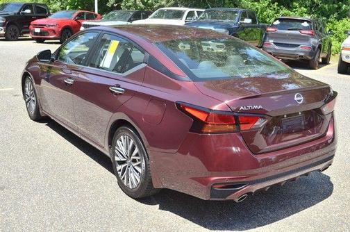 Garnet Pearl Me 2024 Nissan Altima 2.5 SV