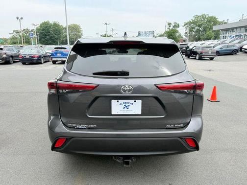 Magnetic Gray Metallic 2020 Toyota Highlander XLE