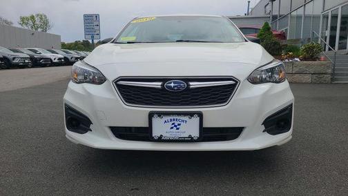 Crystal White Pearl 2019 Subaru Impreza 2.0i