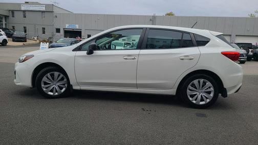 Crystal White Pearl 2019 Subaru Impreza 2.0i