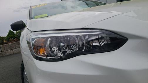 Crystal White Pearl 2019 Subaru Impreza 2.0i