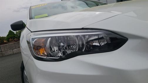 Crystal White Pearl 2019 Subaru Impreza 2.0i